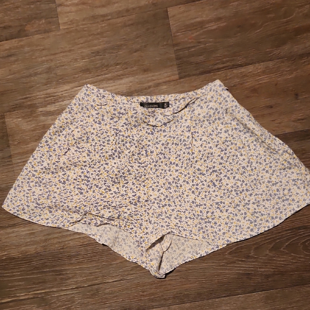 Glassons Flowly Flower-Patterned Shorts - Size 6